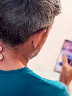 Persona usando solución digital para el control de la artritis