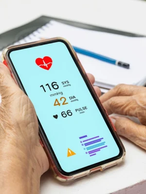 Paciente usando app para controlar artritis